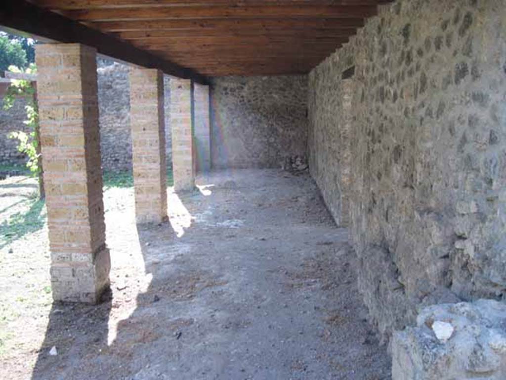 I.5.2 Pompeii. September 2010. Looking west along north portico of peristyle area. Photo courtesy of Drew Baker.
