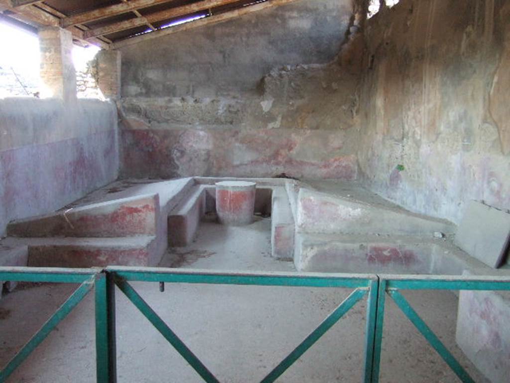 I.6.2 Pompeii. May 2006. Triclinium with table against the west wall of the loggia.   
