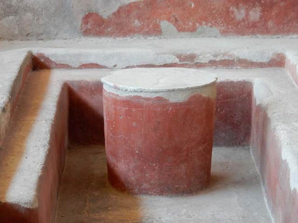 I.6.2 Pompeii. May 2016. Triclinium circular table. Photo courtesy of Buzz Ferebee.   

