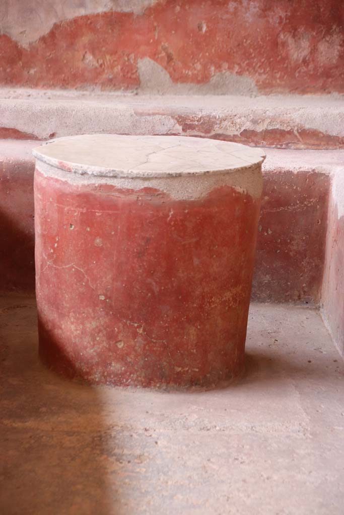 I.6.2 Pompeii. September 2019. Detail of triclinium table. Photo courtesy of Klaus Heese.