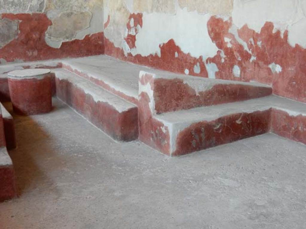 I.6.2 Pompeii. May 2016. Detail of triclinium on north side, with table. Photo courtesy of Buzz Ferebee.