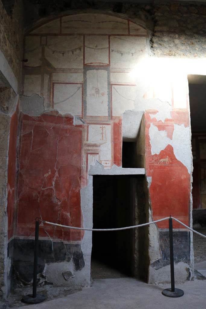 I.6.7 Pompeii. December 2018. 
Doorway to room in north-east corner of atrium, with a splayed window above.
On either side of the doorway are small paintings.
On the north side  an antelope, on the south side  a chariot with the attributes of Dionysus being pulled by panthers.
Photo courtesy of Aude Durand.
