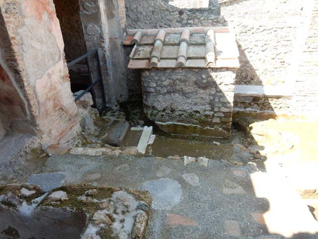 I.6.7 Pompeii. May 2016. Looking west across garden area to rear of small building near steps to kitchen. Photo courtesy of Buzz Ferebee.
