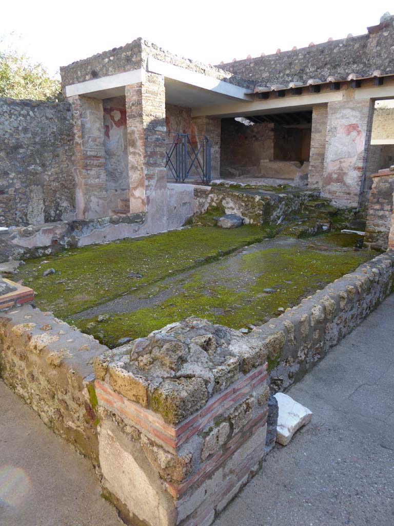 I.6.7 Pompeii. December 2005. Garden area. Looking south towards the remainsof a low marble topped wall and five pillars of the portico which had been converted to the drying area of the fullery.
