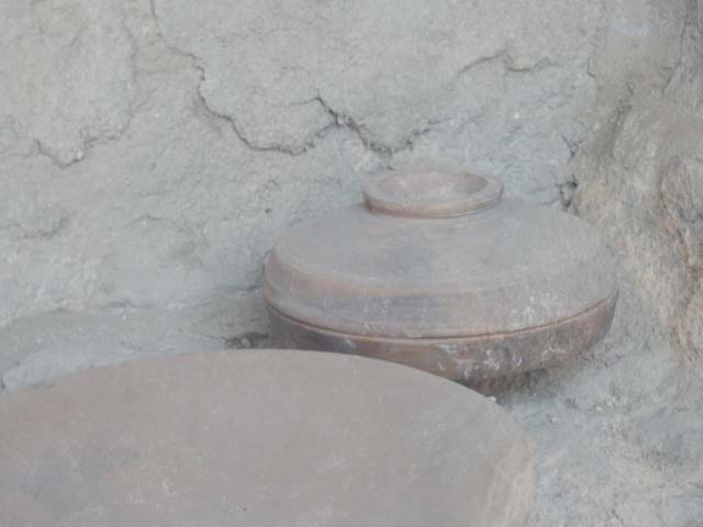 I.6.7 Pompeii. May 2017. Household cooking pot displayed on top of hearth in kitchen area. Photo courtesy of Buzz Ferebee.
