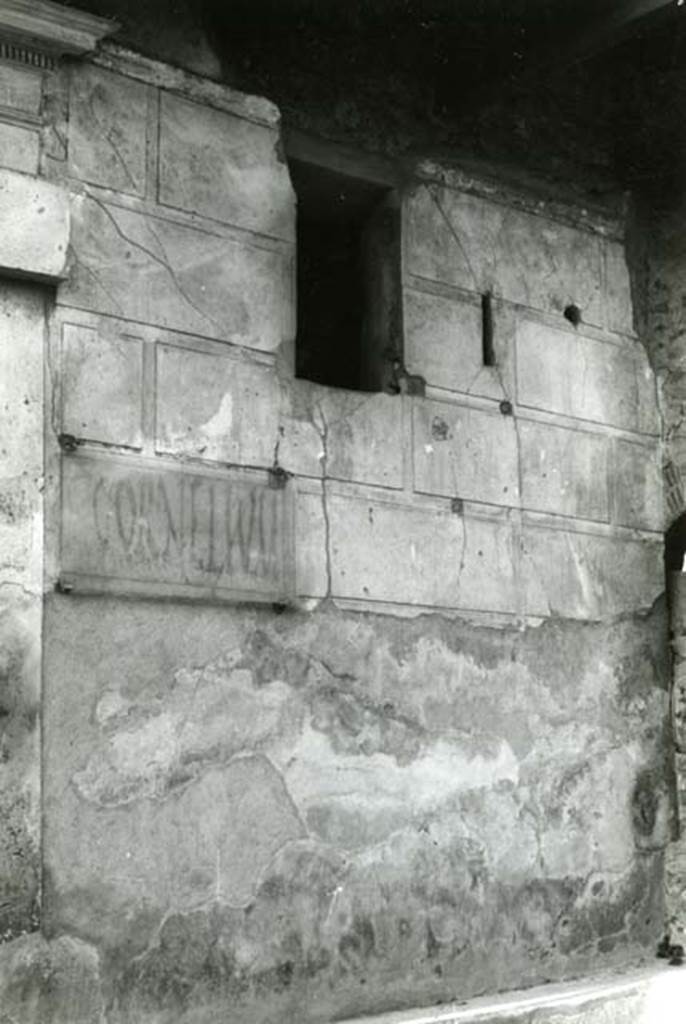 230809 Bestand-D-DAI-ROM-W.1443.jpg
1.6.15 Pompeii. W.1443. Entrance doorway, with graffito CIL IV 7190.
Photo by Tatiana Warscher. Photo  Deutsches Archologisches Institut, Abteilung Rom, Arkiv.