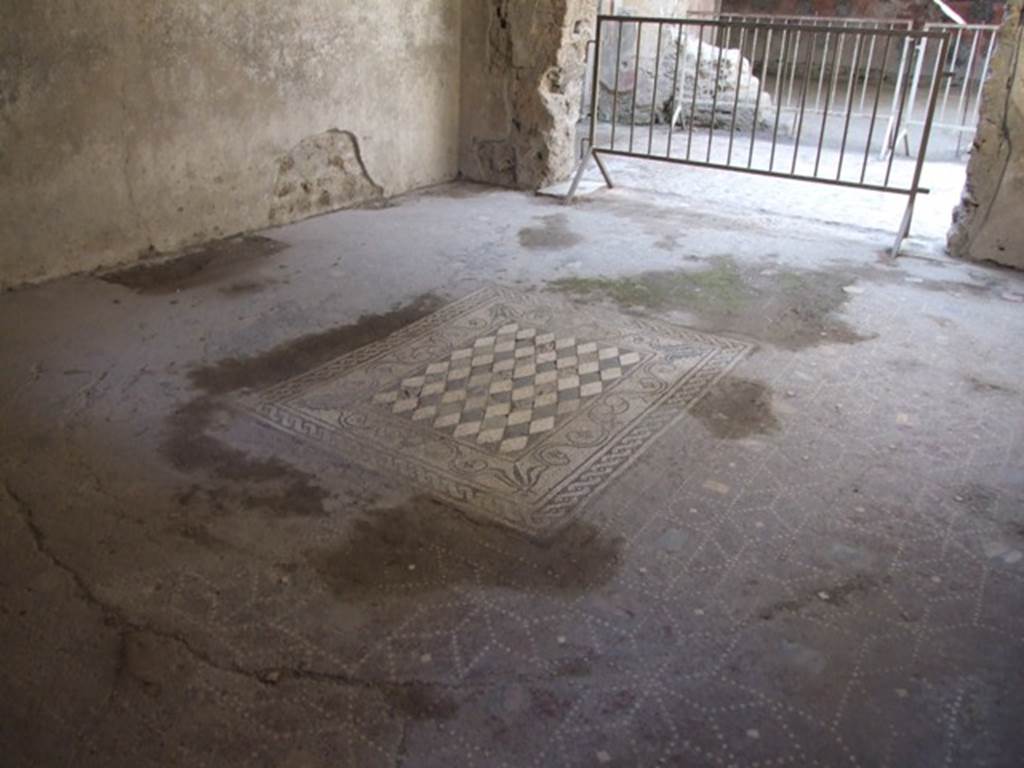 I.6.15 Pompeii. December 2018. Room 6, looking north across mosaic floor in tablinum. Photo courtesy of Aude Durand.
