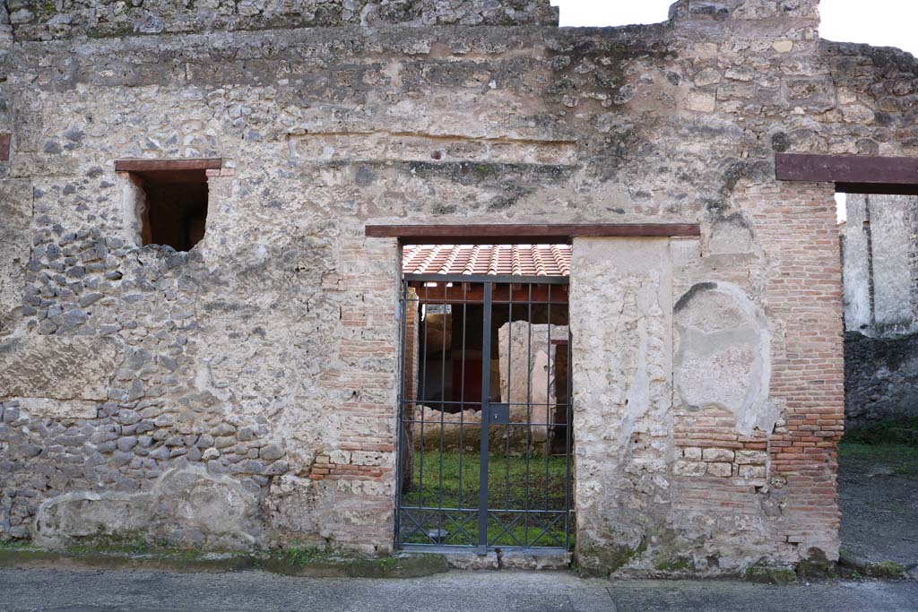 I.7.5 Pompeii. December 2018. Entrance doorway on south side of Via dellAbbondanza. Photo courtesy of Aude Durand.