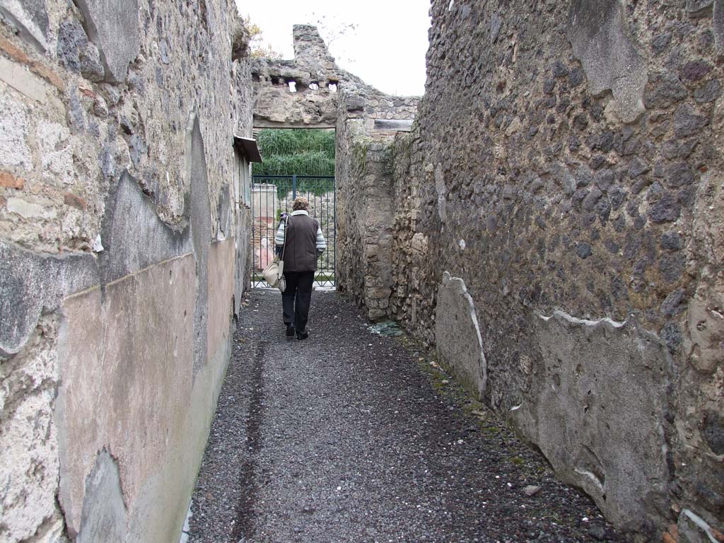 I.7.7 Pompeii. December 2006. Vestibule looking north to Via dellAbbondanza.