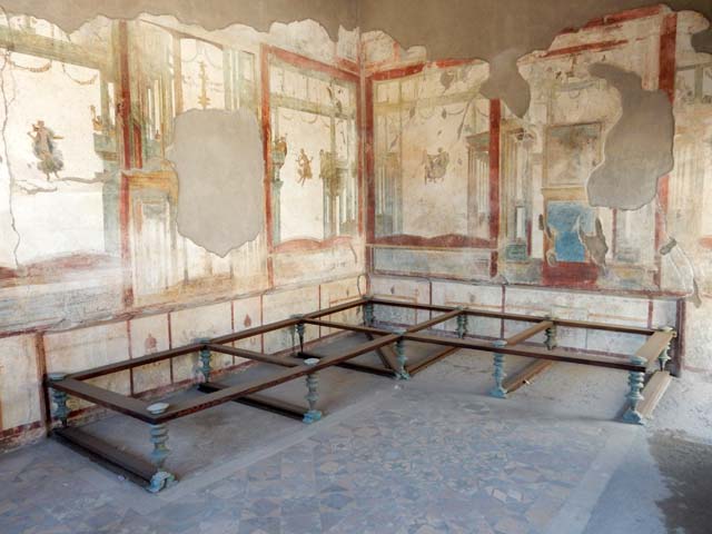 I.7.11 Pompeii. September 2021. Looking towards west wall of triclinium. Photo courtesy of Klaus Heese.

