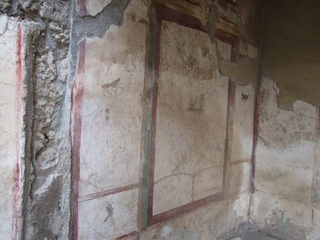 I.7.11 Pompeii. September 2021. Painted decoration in centre of west panel on north wall. Photo courtesy of Klaus Heese.