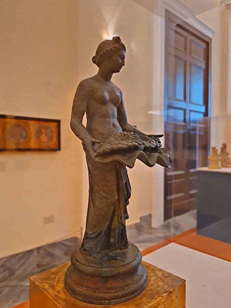 I.7.12 Pompeii. October 2023. 
Bronze statuette of Aphrodite/Venus. Photo courtesy of Giuseppe Ciaramella. 
On display in “L’altra MANN” exhibition, October 2023, at Naples Archaeological Museum.
This statuette was included in the description card with Pomona as being part of Bathing Aphrodite with Nymphs, inv. S.N.

