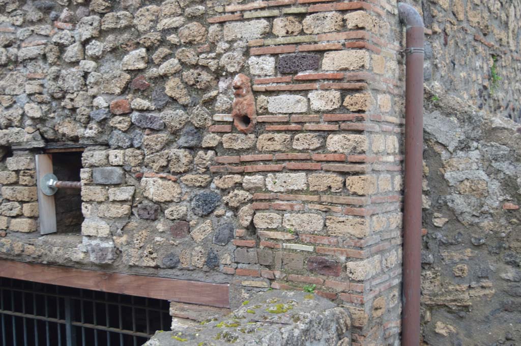 I.7.20 Pompeii. March 2018. Detail from upper wall above doorway.
Foto Taylor Lauritsen, ERC Grant 681269 DCOR.
