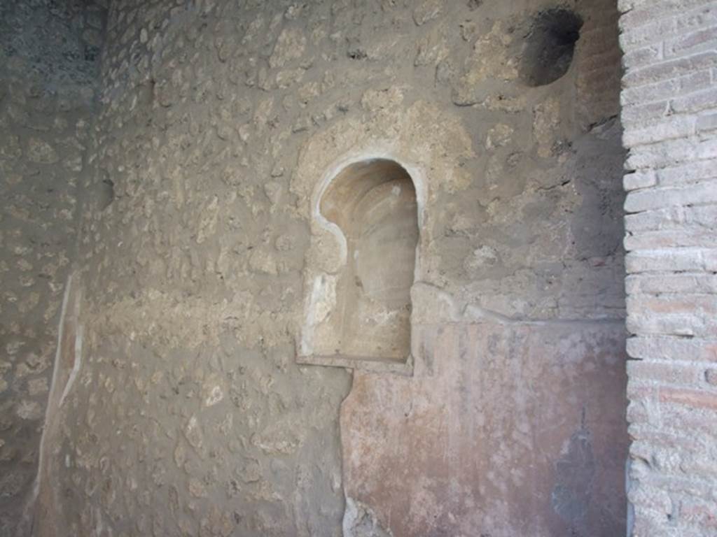 I.8.1 Pompeii. July 2021. West wall with niche.
Foto Annette Haug, ERC Grant 681269 DÉCOR.
