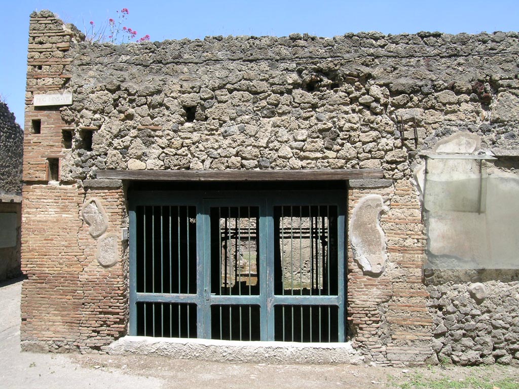 I.8.15 Pompeii. September 2005. Entrance doorway on Via di Castricio.  