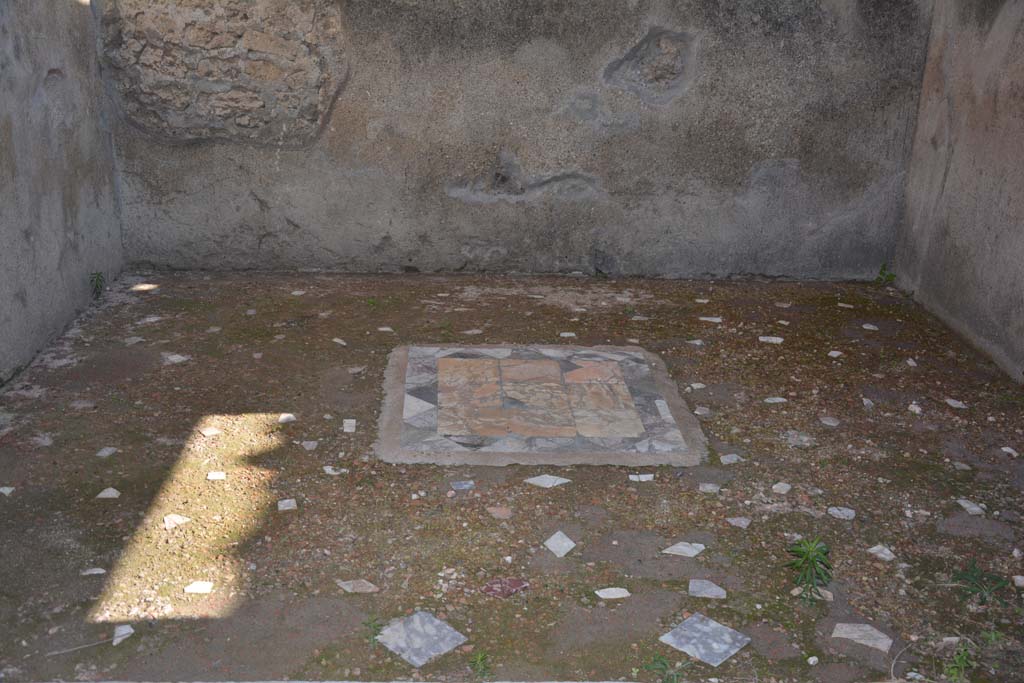 I.9.1 Pompeii. October 2019. Room10, looking east across flooring in ala.
Foto Annette Haug, ERC Grant 681269 DCOR.
