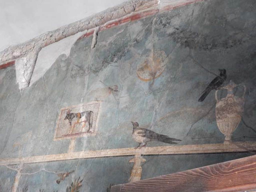 I.9.5 Pompeii. March 2009. Room 5.  Cubiculum.  South wall.  Upper part with painting of Apis bull, birds, garlands and vase.