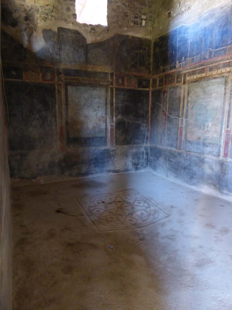 I.9.5 Pompeii. October 2022. 
Room 10, central painting from north wall of triclinium, painting of the War under Troy or Seven against Thebes.
Photo courtesy of Klaus Heese.
