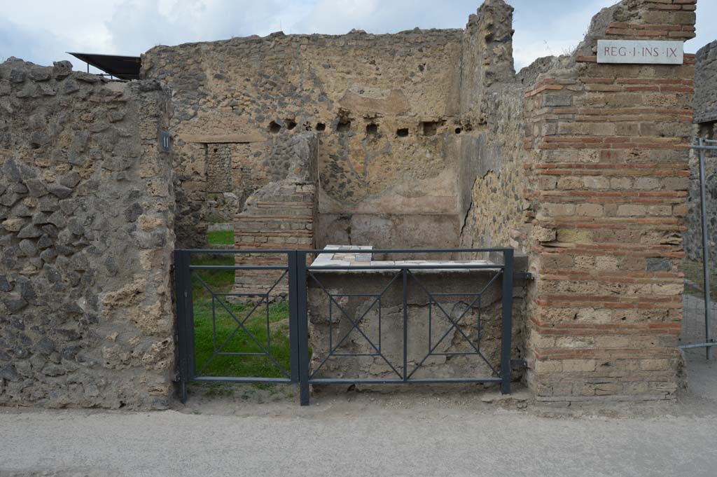 I.9.11 Pompeii. October 2017. Detail of (painted inscription on?) masonry on east (right) pilaster from entrance doorway.
Foto Taylor Lauritsen, ERC Grant 681269 DÉCOR.


