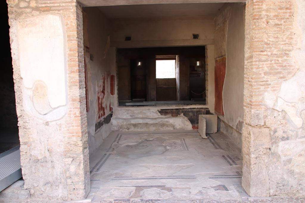 I.9.14 Pompeii. October 2022. Room 6, looking south into tablinum and through window towards atrium. Photo courtesy of Klaus Heese.