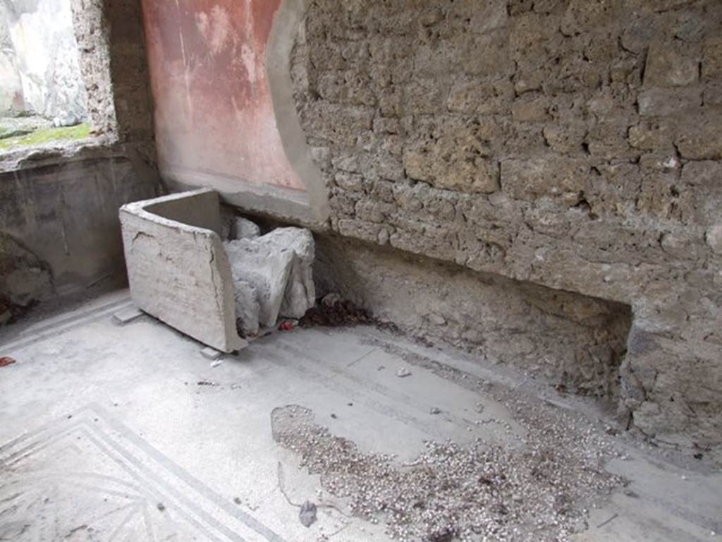 I.9.14 Pompeii. March 2009.  Room 6. Tablinum.  West wall, recess and plaster cast of furniture.
