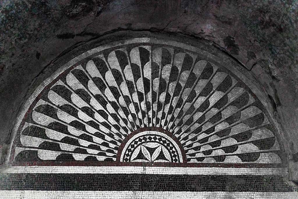 I.10.4 Pompeii. April 2022. Room 48, detail of flooring in semi-circular alcove. Photo courtesy of Johannes Eber.
