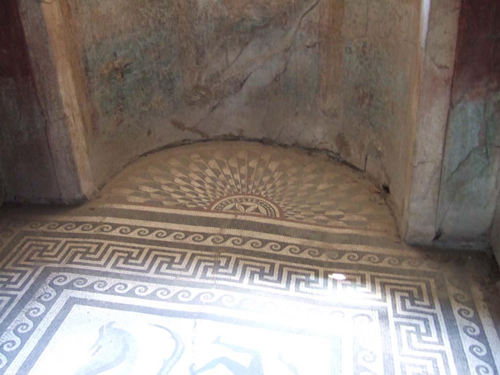 I.10.4 Pompeii. May 2006. Room 48, mosaic floor in semi-circular alcove.