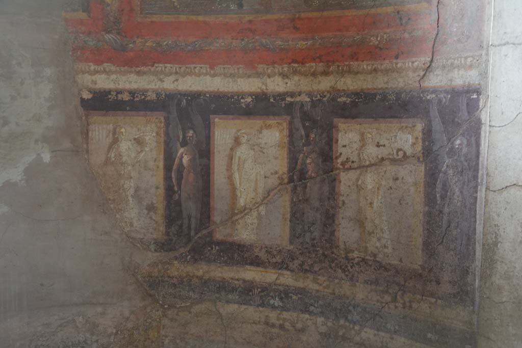 I.10.4 Pompeii. September 2019. Room 48, painted figures in semi-circular alcove.
Foto Annette Haug, ERC Grant 681269 DCOR.
