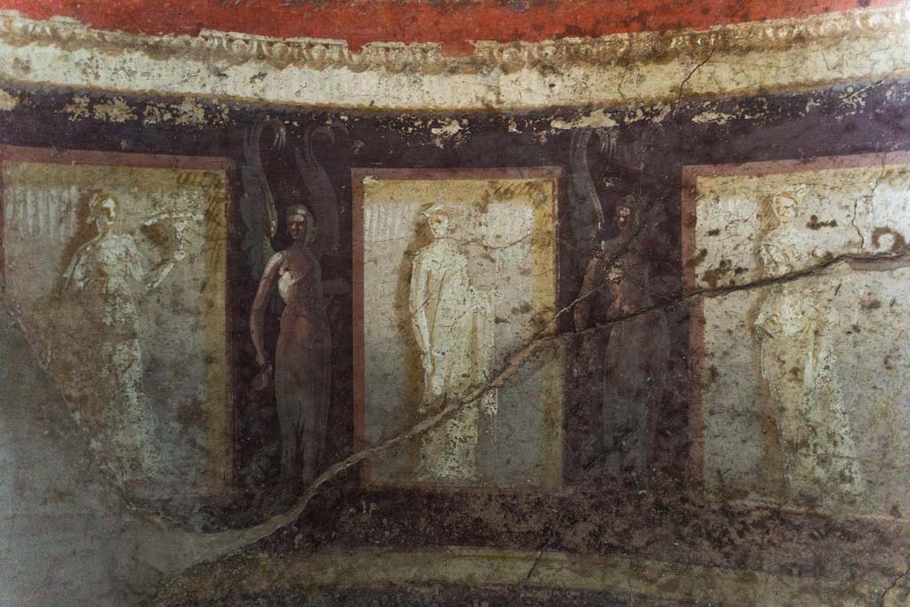 I.10.4 Pompeii. April 2022. Room 48, detail of figures in semi-circular alcove. Photo courtesy of Johannes Eber.