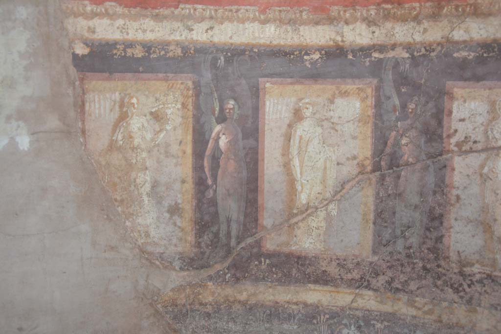 I.10.4 Pompeii. September 2019. Room 48, detail of figures in semi-circular alcove.
Foto Annette Haug, ERC Grant 681269 DCOR.
