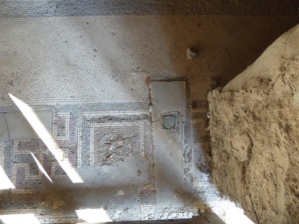 I.10.4 Pompeii. September 2017. Room 11, detail of doorway threshold.  
Foto Annette Haug, ERC Grant 681269 DÉCOR.
