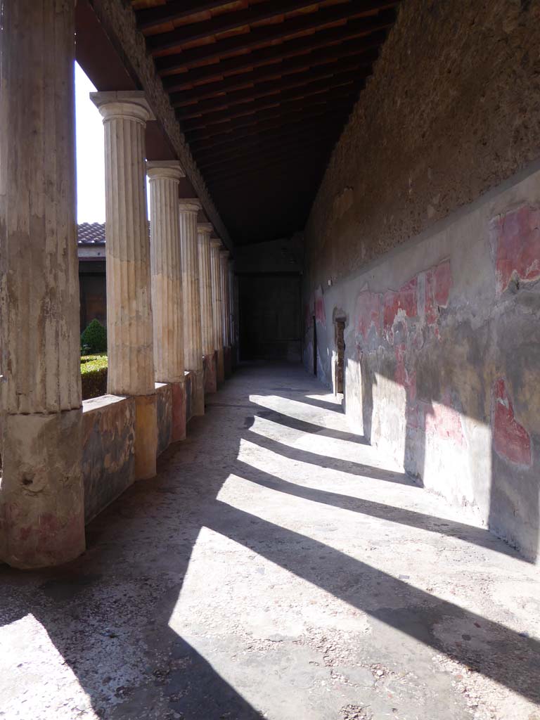 I.10.4 Pompeii. September 2017. Looking south along west portico from outside doorway to room 11.
Foto Annette Haug, ERC Grant 681269 DÉCOR.
