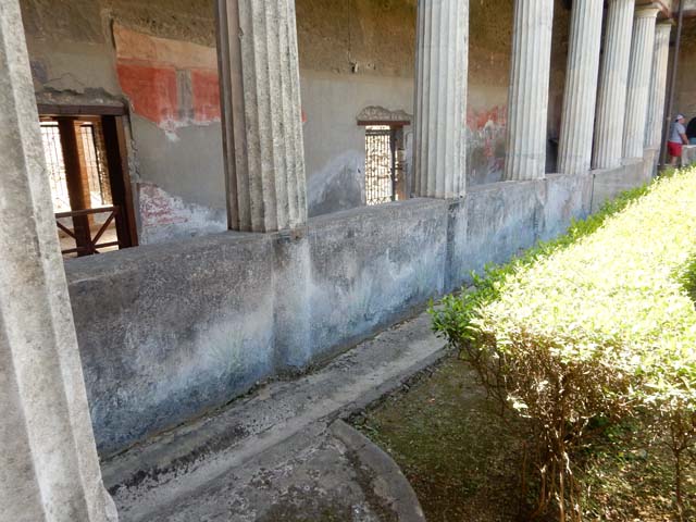 I.10.4 Pompeii. September 2015. Pluteus around west side of peristyle, with painted garden plants.