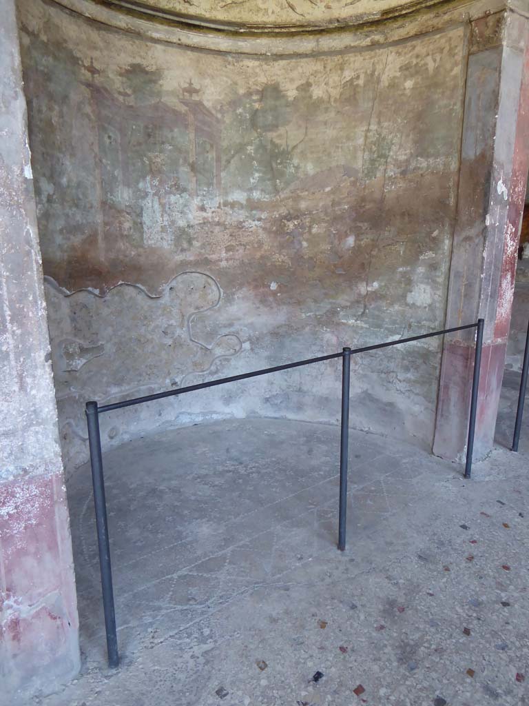 I.10.4 Pompeii. September 2018. Alcove 24, lower wall of alcove and flooring.  
Foto Annette Haug, ERC Grant 681269 DCOR.


