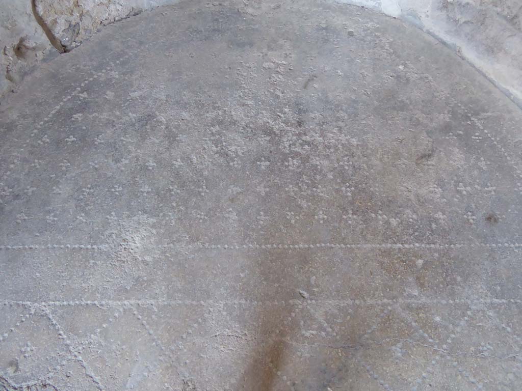 I.10.4 Pompeii. September 2018. Alcove 24, detail of flooring in alcove.   
Foto Annette Haug, ERC Grant 681269 DCOR.
