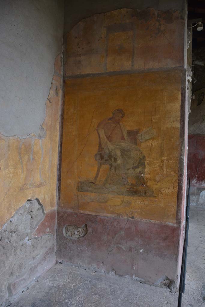 I.10.4 Pompeii. October 2017. 
Alcove 23, south-west corner and west wall with wall painting of poet. 
Foto Annette Haug, ERC Grant 681269 DCOR.
