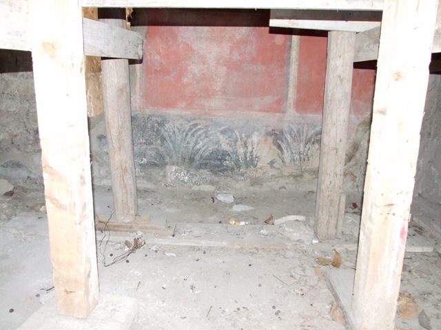 I.10.7 Pompeii. March 2009. Room 5. Cubiculum. Remains of painting.