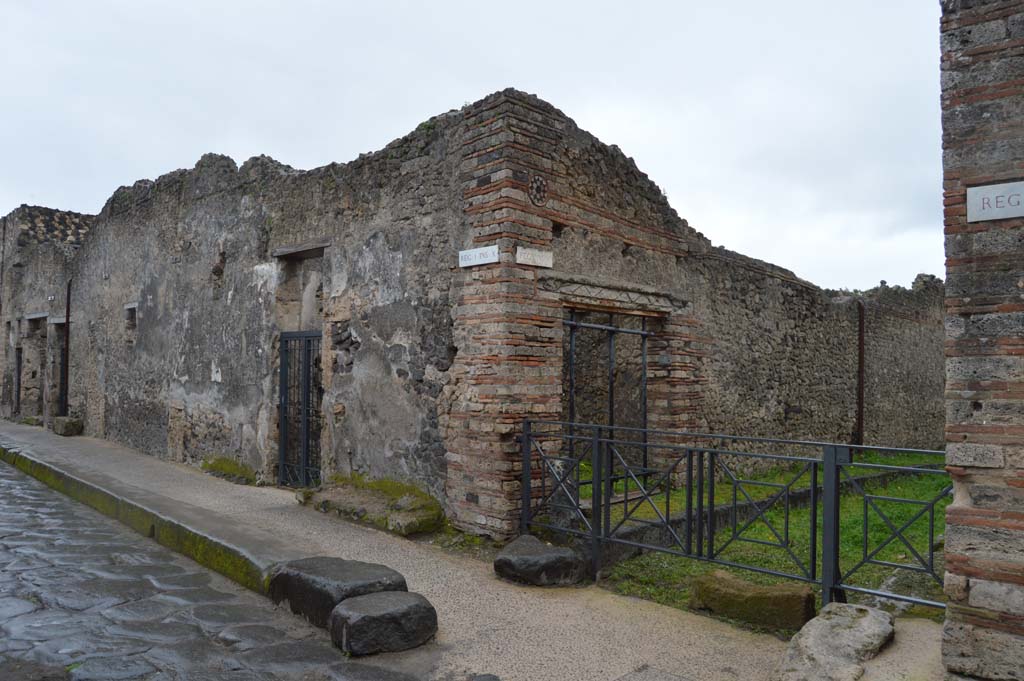 I.10.9 Pompeii. March 2018. 
Looking south-east from Vicolo del Menandro, towards entrance doorway on corner junction of Vicolo del Citarista, centre right.
Foto Taylor Lauritsen, ERC Grant 681269 DCOR.
