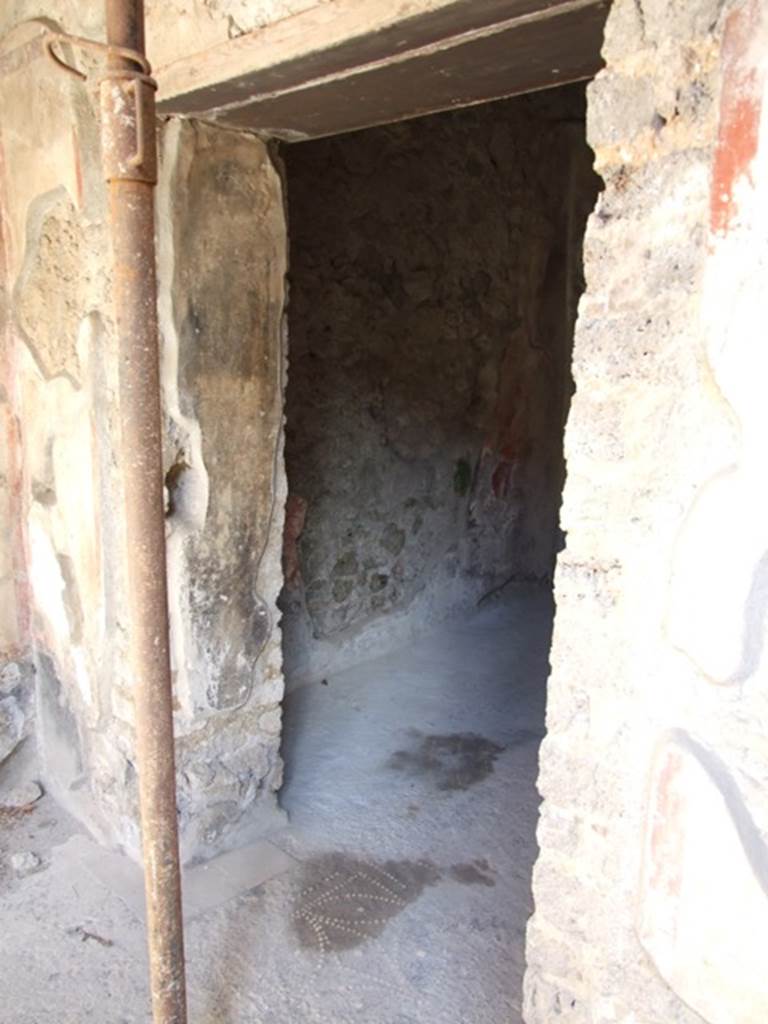 I.10.11 Pompeii. March 2009. 
Doorway to room 11, oecus in north-east corner of peristyle with decorative flooring.
