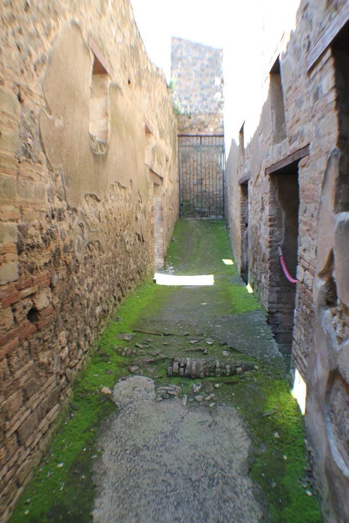 I.10.15/4 Pompeii. March 2014. Corridor leading to peristyle of I.10.4.
Foto Annette Haug, ERC Grant 681269 DCOR.


