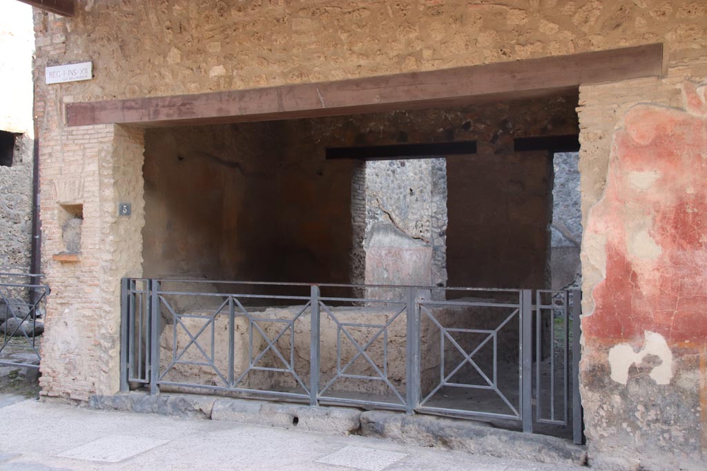 I.12.5 Pompeii. July 2021. Looking south towards entrance doorway.
Foto Annette Haug, ERC Grant 681269 DÉCOR.
