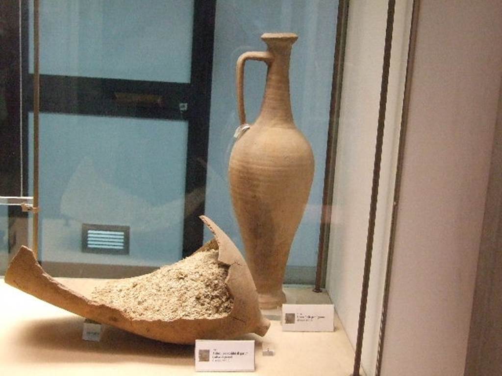 I.12.8 Pompeii. Amphora with residue of Garum from I.12.8.  Now in Boscoreale Antiquarium.