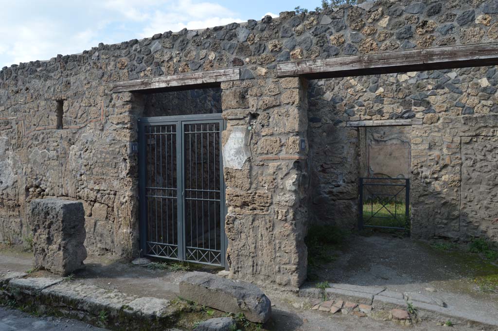I.12.11 Pompeii, on left. October 2018. Looking towards entrance doorway, with I.12.10, on right.
Foto Taylor Lauritsen, ERC Grant 681269 DCOR.
