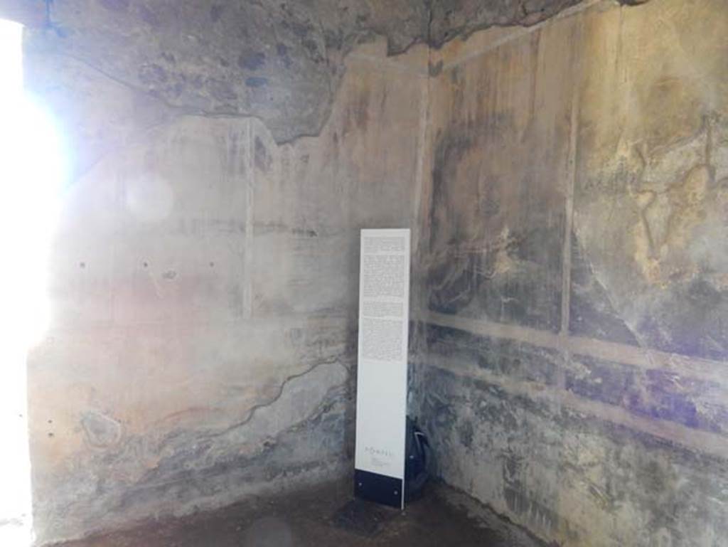 I.14.12, Pompeii. May 2018. Room 13, display notice in north-west corner of large triclinium. 
Photo courtesy of Buzz Ferebee
