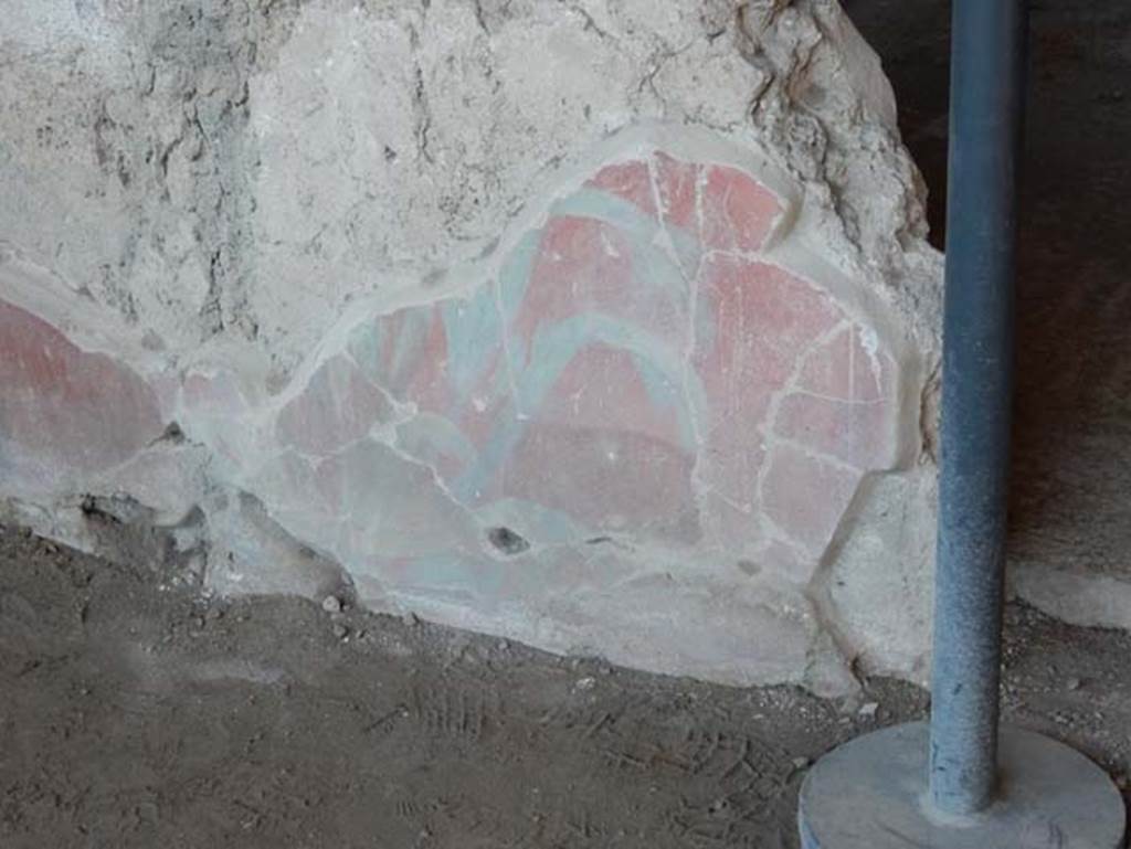 I.14.12/13, Pompeii. May 2018. Room 32, looking east to painted decoration on north side of doorway to room 34. Photo courtesy of Buzz Ferebee.
