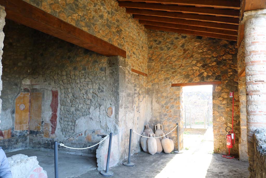 I.14.12, Pompeii. December 2018. Room 34, on left, and room 32, on right. Looking south. Photo courtesy of Aude Durand.