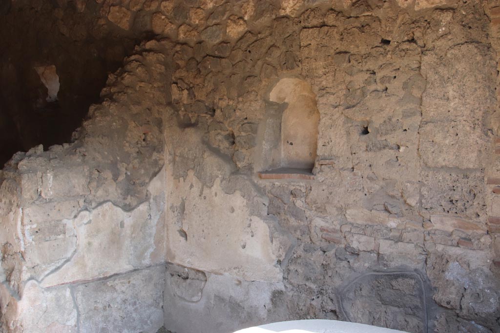 I.14.15 Pompeii. October 2022. North-east corner of bar area, with niche in east wall. Photo courtesy of Klaus Heese.