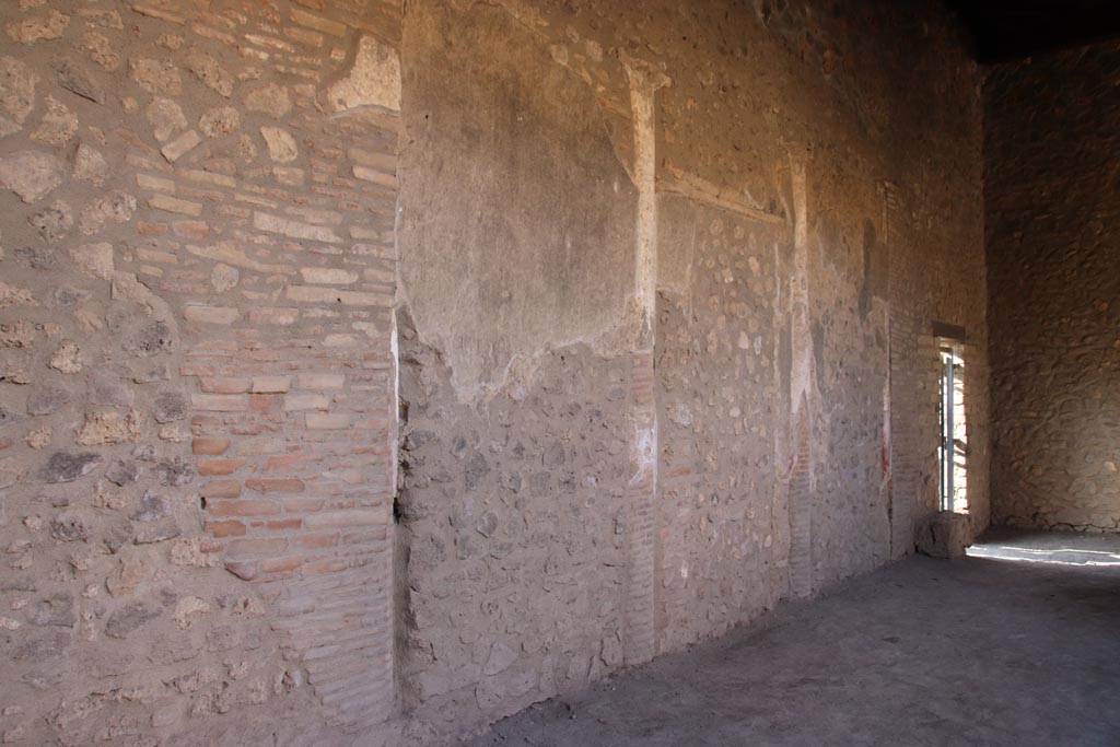 I.15.3 Pompeii. October 2022. 
Looking east along south wall of south portico 10, towards doorway into room 14, garden area. Photo courtesy of Klaus Heese.
