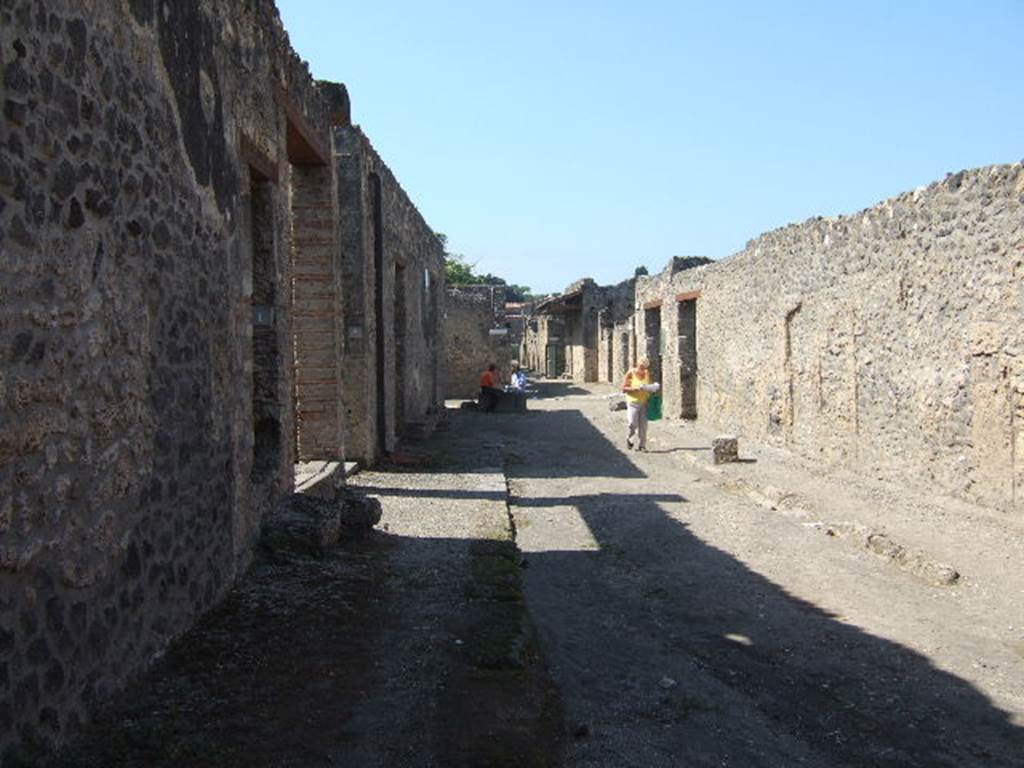 I.16.1 Pompeii. September 2005.    Via di Castricio looking west          I.11