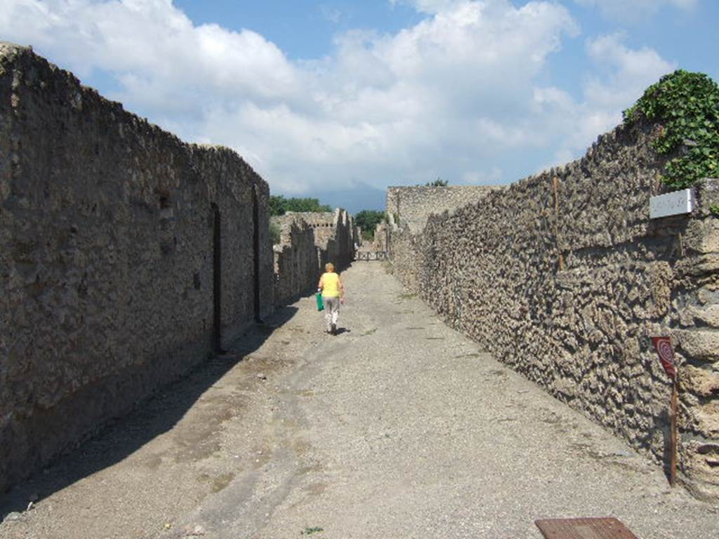 I.16.7 Pompeii, on left. September 2005.            Vicolo della Nave Europa, looking north.                           I.15, on right.



